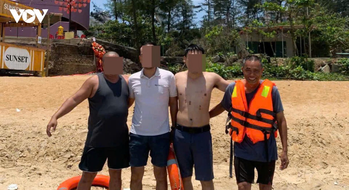 Four tourists rescued after being swept by strong waves in central Vietnam
